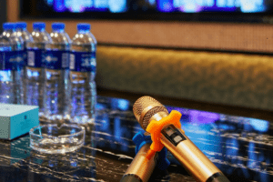 Karaoke Bar, zwei Mikrofone auf einem Tisch