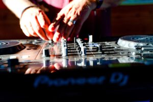 Karaoke DJ beim Abmischen am Mischpult