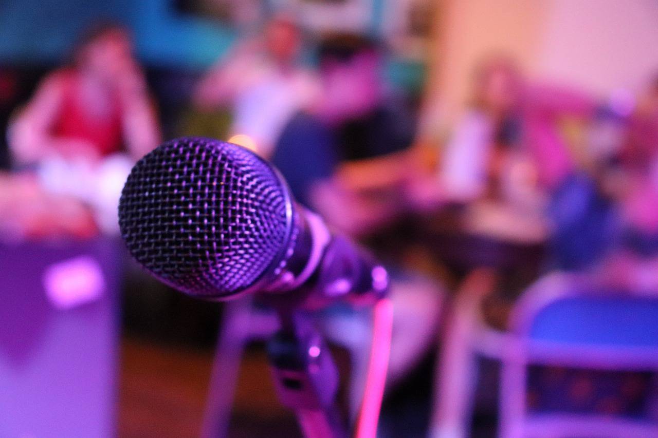 A microphone with an out of focus, multi-colored background